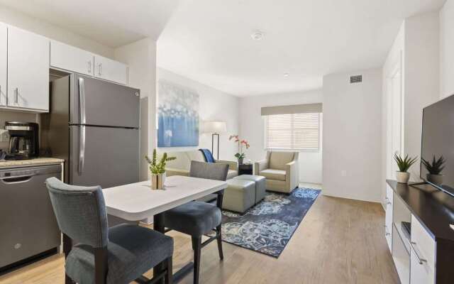 WaterWalk Extended Stay by Wyndham Kansas City - Overland Pk