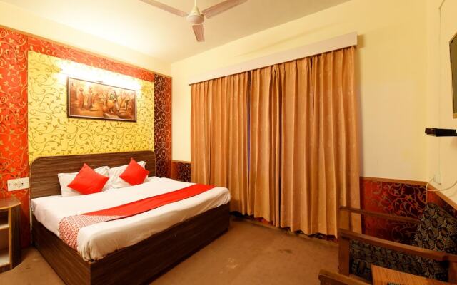 OYO 13586 Hotel Monarch