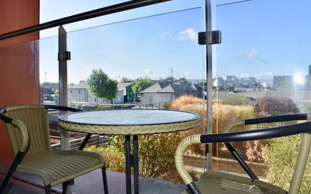 Central 2 Bedroom Flat With Balcony Views