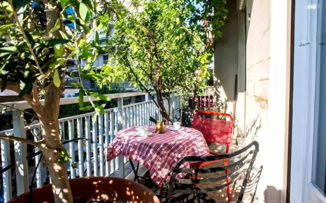 Spacious Apartment Near Parthenon for 6 Persons