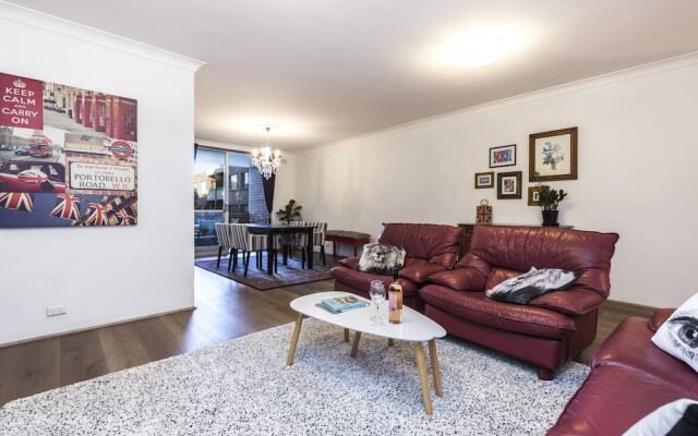 Two Bedroom Apt Close To Chatswood With Parking