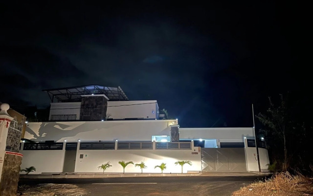 Spacious 4-bed Villa in Flic en Flac Roof top bar