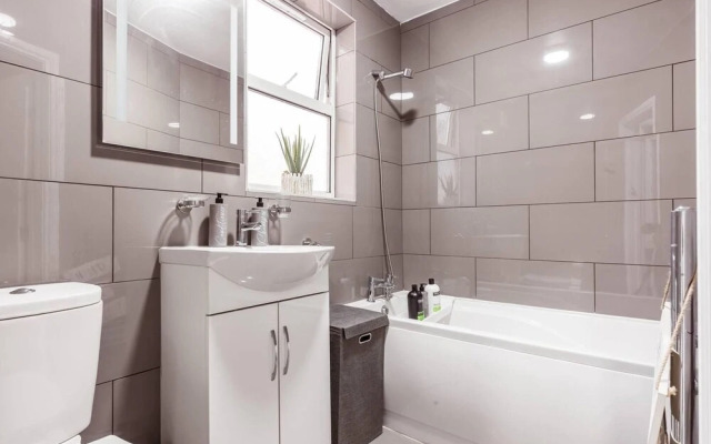 North Central London House/ Sleeps8/garden/wifi