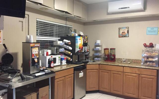 Townhouse Inn & Suites