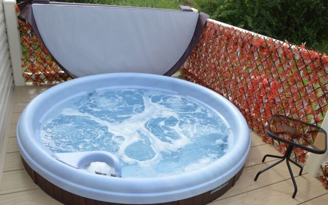 Tattershall Lakes Luxury Caravan With Hot tub