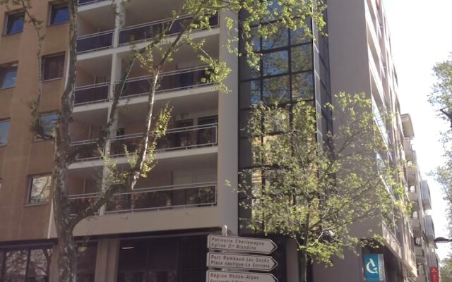 Lyon Centre Confluence Parking Terrasse