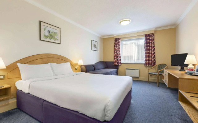 Days Inn by Wyndham Watford Gap