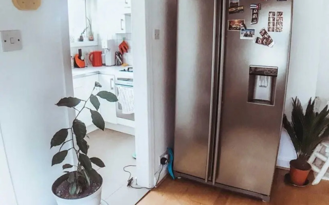 2 Bedroom Flat w Office in Tooting Broadway