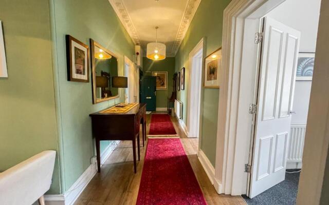 Spacious 3 bedroom Victorian flat City Centre