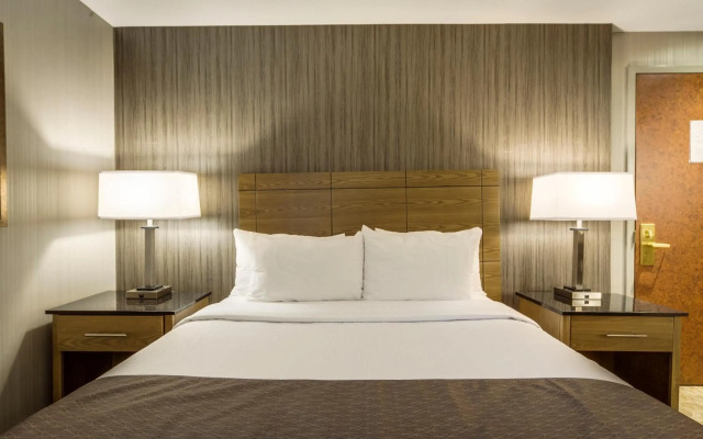 Monte Carlo Inn Airport Suites