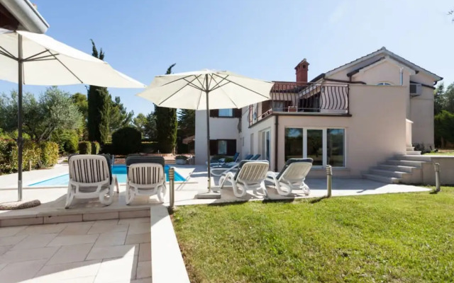 Villa Rosy Comfortable Holiday Residence