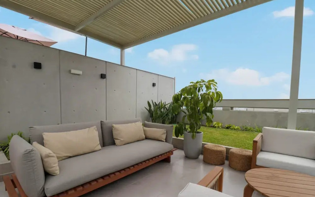 w Extraordinary 2BR With Balcony in Miraflores