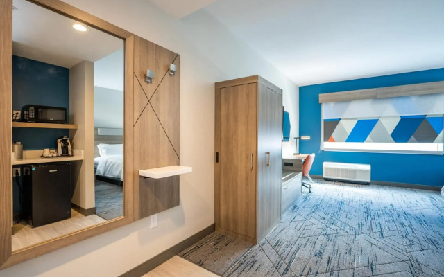 Holiday Inn Express & Suites Charlottesville - Mon