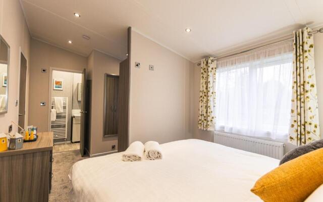 Honeysuckle Lodge with Hot Tub