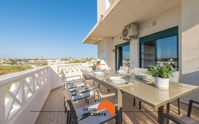 #071 Stunning Spacious Flat w Pool 5m Beach