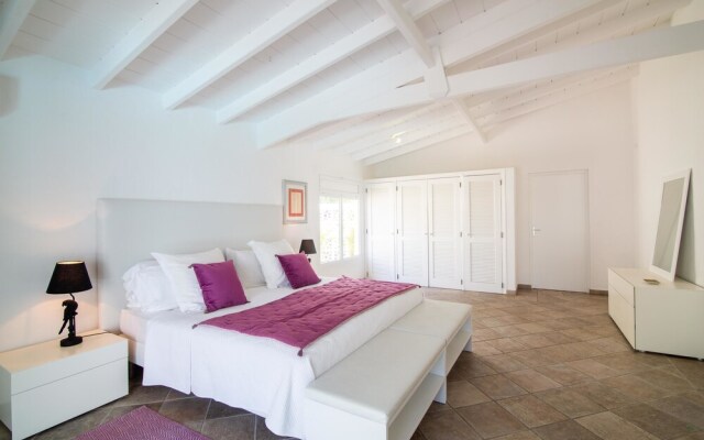 Exclusive Terres Basses Location, Full AC, Salt Water Pool, Wifi, Short Drive to the Beach!