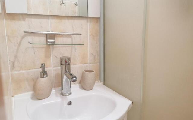 Charming Modern Apartment, Minutes from Downtown