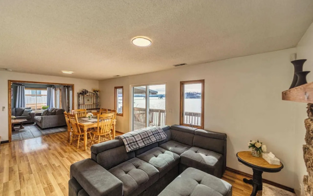 Redbud Retreat Amenity-filled Waterfront Home!