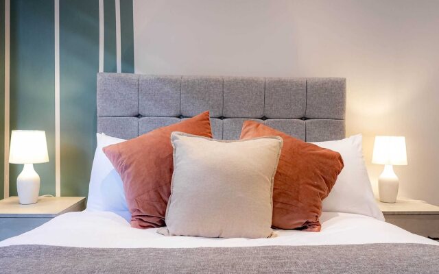 Broadway Market Beauty Three-bedroom by Sojo Stay