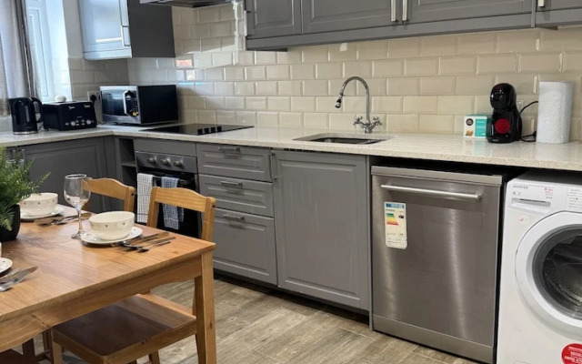 2 Bed Flat - Sleeps 4 - Parking - Wifi