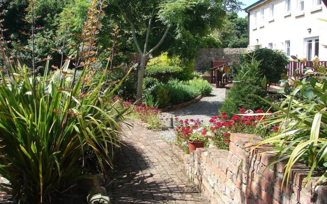 Courtyard HC No 8