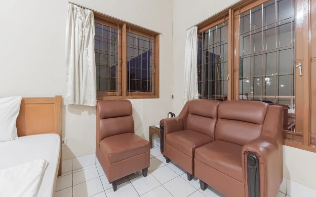 RedDoorz Plus @ Hotel Griya Astoeti