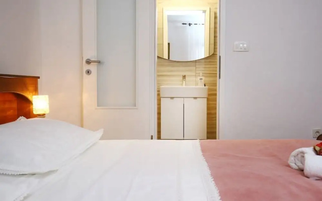 Neda - Perfect Location & Free Parking - A1