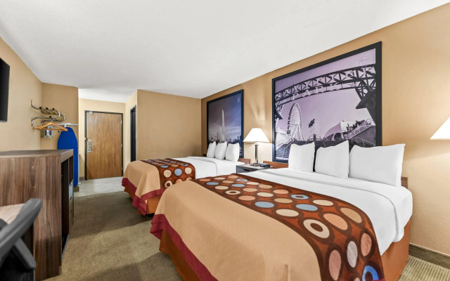Super 8 by Wyndham Elgin