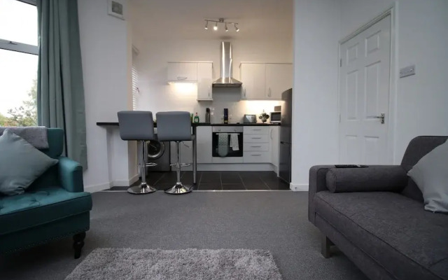Dyzyn Living - City View City Center 5 Mins From Train Station