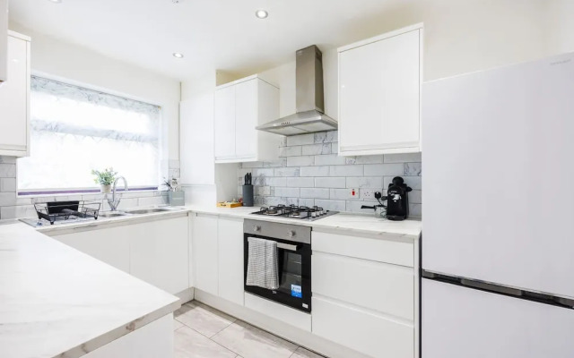 Newly Refurbished Charming 3-bed House in Barking