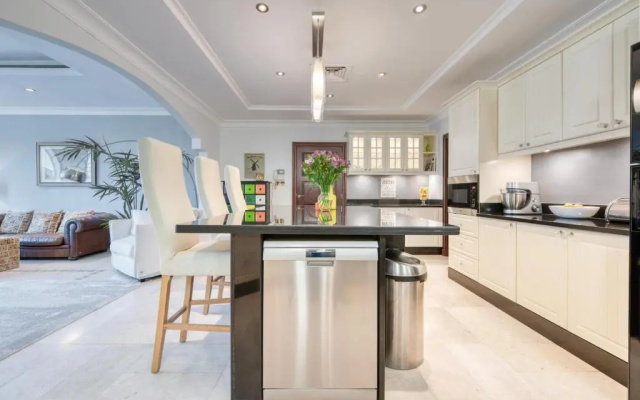 Maison Privee - Glamourous Beachfront Villa on The Palm w/ Pool