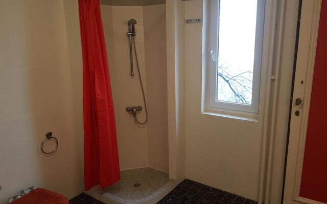 Château Lambert Hotel-Resto-Parking-Shuttle, a 1 ha green Oasis at 8 min from CRL Airport without any noise