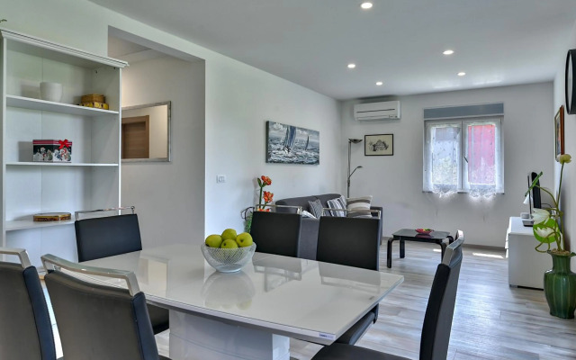 Holiday house Mirna with swimming pool and jacuzzi