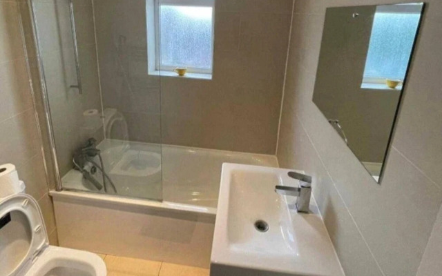 Lovely 4-bed Apartment in Harrow