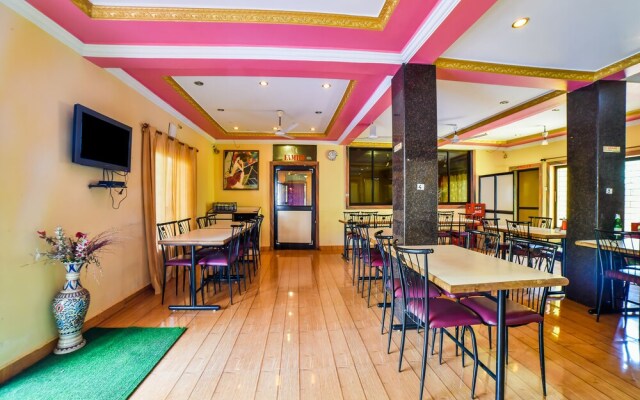 Oyo 28139 Hotel Empire