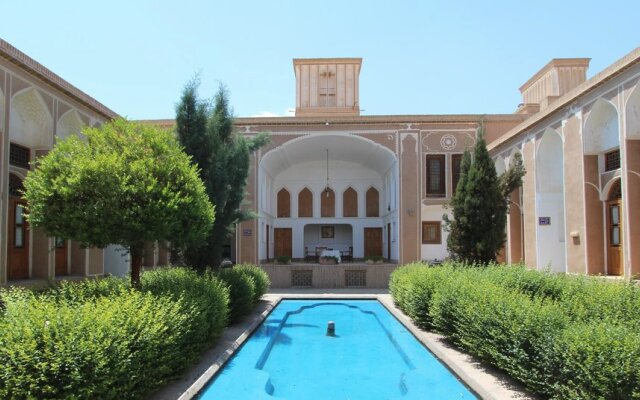 Laleh Yazd Hotel
