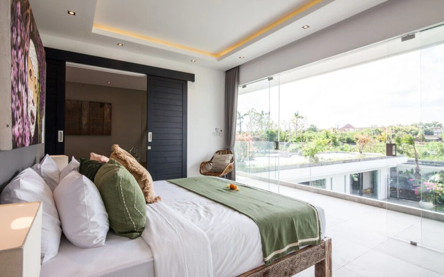 Captivating Villa Walk to the Beach