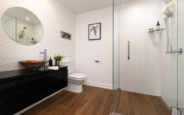 Beautiful Modern Central City Apartment