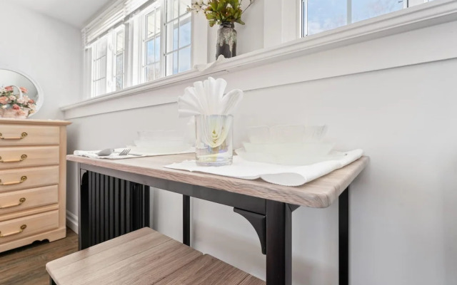 Private Studio Apartment in Burlington - U5