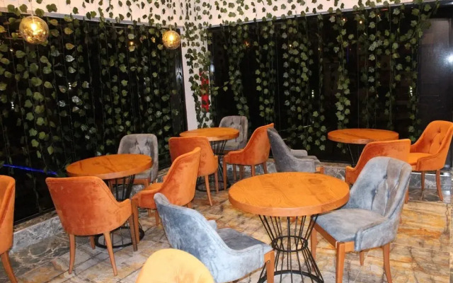 GlassTop Lounge Kubwa