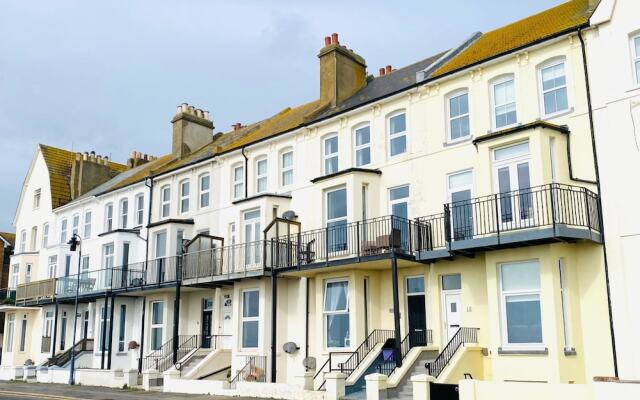 Beachfront Bolthole With Seaview in Idyllic Hythe