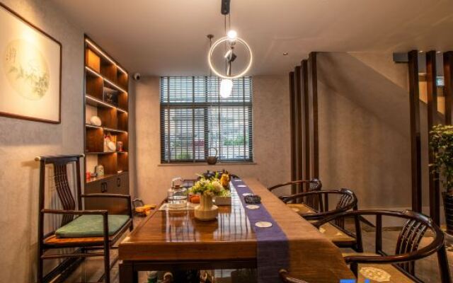 Can reside in a high-end villa (Longkan Wharf)