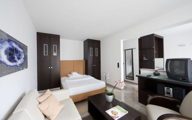 BURNS Art Apartments