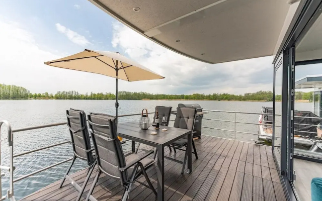 Havel Houseboat Serenity