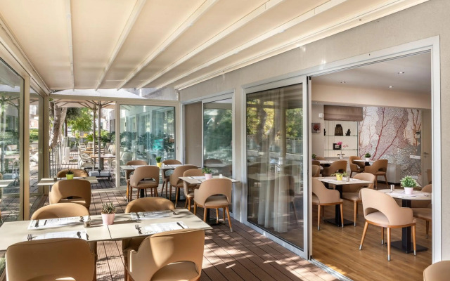 Almond Business Hotel