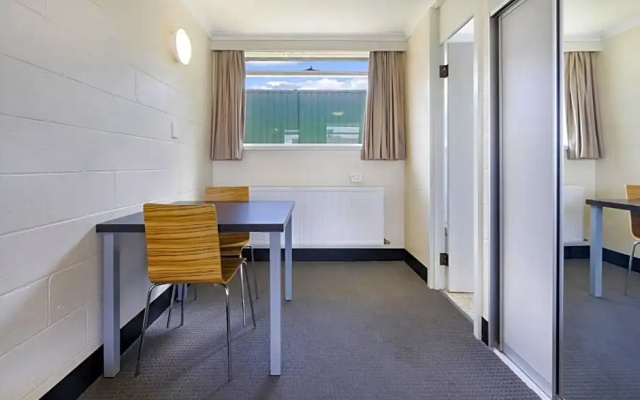 Top of the Town Hotel Motel
