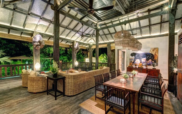 Secluded Wooden Villa, 3 BR, Canggu With Staff