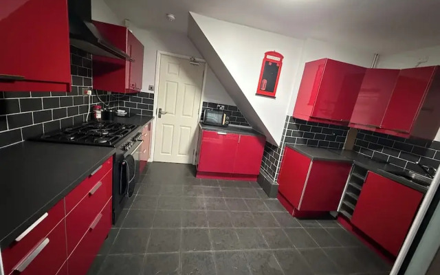 Charming 3BR House - Wifi, Parking, Pet Friendly