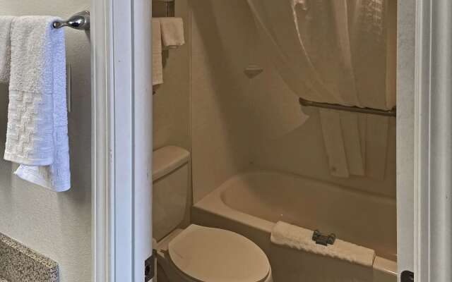 Quality Inn Clinton North