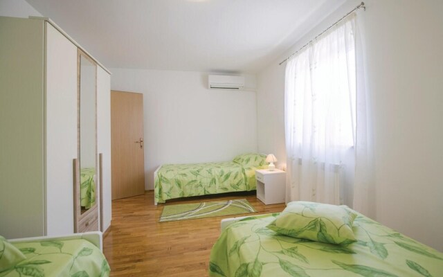 Amazing Home in Drenje With Wifi and 4 Bedrooms